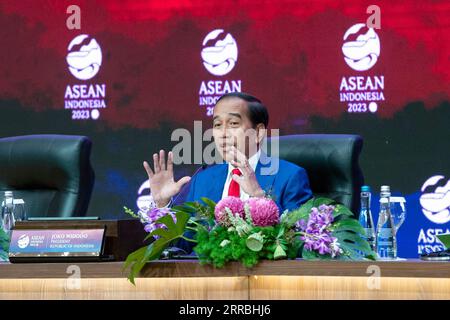 Jakarta, Indonésie. 7 septembre 2023. Le président indonésien Joko Widodo assiste à une conférence de presse après la conclusion du 43e Sommet de l’ASEAN à Jakarta, Indonésie, le 7 septembre 2023. Le 43e sommet de l'Association des nations de l'Asie du Sud-est (ANASE) et les réunions des dirigeants sur la coopération en Asie de l'est se sont terminés jeudi. Crédit : Veri Sanovri/Xinhua/Alamy Live News Banque D'Images