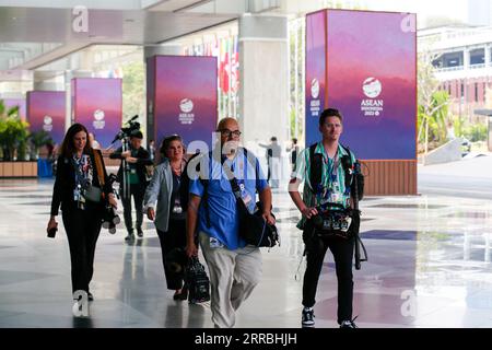 Jakarta, Indonésie. 7 septembre 2023. Les journalistes quittent le lieu du 43e Sommet de l’ASEAN à Jakarta, Indonésie, le 7 septembre 2023. Le 43e sommet de l'Association des nations de l'Asie du Sud-est (ANASE) et les réunions des dirigeants sur la coopération en Asie de l'est se sont terminés jeudi. Crédit : Wang Yiliang/Xinhua/Alamy Live News Banque D'Images