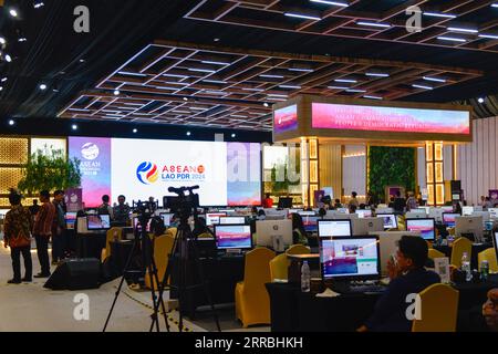 Jakarta, Indonésie. 7 septembre 2023. Des journalistes et des membres du personnel travaillent dans le centre des médias du 43e Sommet de l’ASEAN à Jakarta, Indonésie, le 7 septembre 2023. Le 43e sommet de l'Association des nations de l'Asie du Sud-est (ANASE) et les réunions des dirigeants sur la coopération en Asie de l'est se sont terminés jeudi. Crédit : Xu Qin/Xinhua/Alamy Live News Banque D'Images