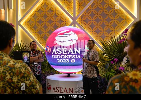 Jakarta, Indonésie. 7 septembre 2023. Des membres du personnel posent pour des photos dans le centre des médias du 43e Sommet de l’ASEAN à Jakarta, Indonésie, le 7 septembre 2023. Le 43e sommet de l'Association des nations de l'Asie du Sud-est (ANASE) et les réunions des dirigeants sur la coopération en Asie de l'est se sont terminés jeudi. Crédit : Xu Qin/Xinhua/Alamy Live News Banque D'Images