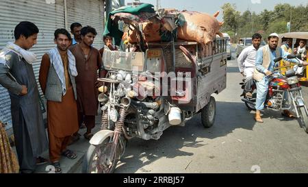 210925 -- JALALABAD, 25 septembre 2021 -- des gens se rassemblent sur le site d'une explosion dans la ville de Jalalabad, province de Nangarhar, Afghanistan, le 25 septembre 2021. Une explosion a secoué la ville de Jalalabad, la capitale de la province orientale de Nangarhar, en Afghanistan, samedi, sans qu'il y ait eu de compte rendu sur les victimes, ont rapporté les médias locaux. Photo de /Xinhua AFGHANISTAN-NANGARHAR-JALALABAD-BLAST Hamidullah PUBLICATIONxNOTxINxCHN Banque D'Images