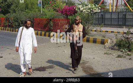 210925 -- JALALABAD, le 25 septembre 2021 -- des membres talibans afghans sont vus sur le site d'une explosion dans la ville de Jalalabad, dans la province de Nangarhar, Afghanistan, le 25 septembre 2021. Une explosion a secoué la ville de Jalalabad, la capitale de la province orientale de Nangarhar, en Afghanistan, samedi, sans qu'il y ait eu de compte rendu sur les victimes, ont rapporté les médias locaux. Photo de /Xinhua AFGHANISTAN-NANGARHAR-JALALABAD-BLAST Hamidullah PUBLICATIONxNOTxINxCHN Banque D'Images