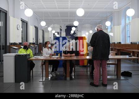 210926 -- BERLIN, le 26 septembre 2021 -- Un homme se prépare à voter dans un bureau de vote à Berlin, capitale de l'Allemagne, le 26 septembre 2021. Les électeurs allemands ont commencé à voter dimanche pour élire un nouveau Bundestag, ou le Parlement fédéral, sur lequel former un nouveau gouvernement pour les quatre prochaines années et inaugurer l’ère post-Merkel. ALLEMAGNE-BERLIN-BUNDESTAG-ÉLECTION-VOTE LuxYang PUBLICATIONxNOTxINxCHN Banque D'Images