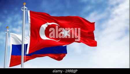 Drapeaux nationaux turcs et russes agitant dans le vent par temps clair. rendu d'illustration 3d. Tissu flottant. Relations internationales Banque D'Images