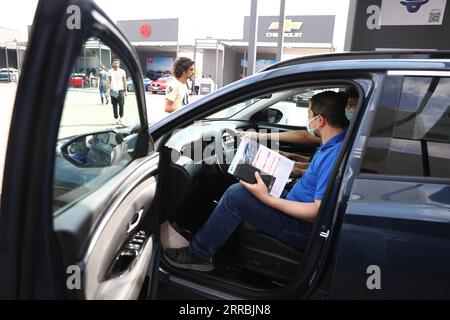 210926 -- LE CAIRE, 26 septembre 2021 -- Un client apprend l'existence d'une voiture avant de la tester lors de la Live Drive Expo LDX, une exposition d'essais routiers, qui s'est tenue au Nouveau Caire en Égypte, le 24 septembre 2021. Live Drive Expo LDX, le premier salon d'essai routier en Égypte, s'est tenu du 23 au 26 septembre au Nouveau Caire, au sud-est de la capitale, où les amateurs de voitures peuvent conduire et comparer 16 des plus grandes marques de voitures en Égypte. POUR ALLER AVEC : caractéristique : l'exposition d'essai de l'Egypte attire les amateurs de voitures pour essayer des modèles variés EGYPTE-CAIRE-LIVE DRIVE EXPO-CAR TEST AhmedxGomaa PUBLICATIONxNOTxINxCHN Banque D'Images