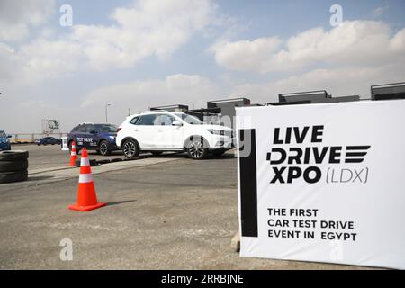 210926 -- LE CAIRE, le 26 septembre 2021 -- les clients testent des voitures lors de la Live Drive Expo LDX, une exposition d'essais de voitures, qui s'est tenue au Nouveau Caire en Égypte, le 24 septembre 2021. Live Drive Expo LDX, le premier salon d'essai routier en Égypte, s'est tenu du 23 au 26 septembre au Nouveau Caire, au sud-est de la capitale, où les amateurs de voitures peuvent conduire et comparer 16 des plus grandes marques de voitures en Égypte. POUR ALLER AVEC : caractéristique : l'exposition d'essai de l'Egypte attire les amateurs de voitures pour essayer des modèles variés EGYPTE-CAIRE-LIVE DRIVE EXPO-CAR TEST AhmedxGomaa PUBLICATIONxNOTxINxCHN Banque D'Images