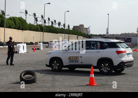 210926 -- LE CAIRE, le 26 septembre 2021 -- les clients testent une voiture lors de la Live Drive Expo LDX, une exposition d'essais routiers, qui s'est tenue au Nouveau Caire en Égypte, le 24 septembre 2021. Live Drive Expo LDX, le premier salon d'essai routier en Égypte, s'est tenu du 23 au 26 septembre au Nouveau Caire, au sud-est de la capitale, où les amateurs de voitures peuvent conduire et comparer 16 des plus grandes marques de voitures en Égypte. POUR ALLER AVEC : caractéristique : l'exposition d'essai de l'Egypte attire les amateurs de voitures pour essayer des modèles variés EGYPTE-CAIRE-LIVE DRIVE EXPO-CAR TEST AhmedxGomaa PUBLICATIONxNOTxINxCHN Banque D'Images