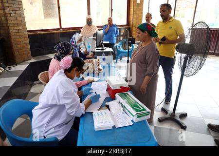 210926 -- LE CAIRE, le 26 septembre 2021 -- les travailleurs médicaux s'inscrivent pour les personnes en attente de recevoir le vaccin contre le COVID-19 au Centre pour les jeunes Rod El Farag au Caire, en Égypte, le 26 septembre 2021. Dimanche, l’Égypte a ouvert un centre de jeunesse dans chaque province pour permettre aux gens de recevoir le vaccin COVID-19, dans le but de faire avancer sa campagne de vaccination. EGYPTE-CAIRE-CENTRE DE JEUNESSE-VACCINATION AhmedxGomaa PUBLICATIONxNOTxINxCHN Banque D'Images