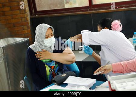 210926 -- LE CAIRE, le 26 septembre 2021 -- Un travailleur médical vaccine une femme au Centre de jeunesse Rod El Farag au Caire, Égypte, le 26 septembre 2021. Dimanche, l’Égypte a ouvert un centre de jeunesse dans chaque province pour permettre aux gens de recevoir le vaccin COVID-19, dans le but de faire avancer sa campagne de vaccination. EGYPTE-CAIRE-CENTRE DE JEUNESSE-VACCINATION AhmedxGomaa PUBLICATIONxNOTxINxCHN Banque D'Images