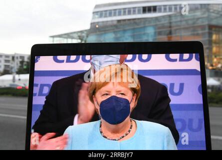 210926 -- BERLIN, 26 septembre 2021 -- une photo prise le 26 septembre 2021 montre la chancelière allemande Angela Merkel lors de la diffusion en direct d'un rassemblement organisé au siège de l'Union chrétienne-démocrate CDU à Berlin, en Allemagne. Le SPD de centre gauche du Parti social-démocrate allemand a légèrement mené aux élections fédérales dimanche, tandis que son principal concurrent a plongé à un niveau record après 16 ans au pouvoir de la chancelière Angela Merkel, selon les projections des radiodiffuseurs publics allemands. ALLEMAGNE-BERLIN-ÉLECTIONS FÉDÉRALES-CDU LuxYang PUBLICATIONxNOTxINxCHN Banque D'Images