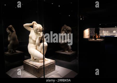 210927 -- ATHÈNES, le 27 septembre 2021 -- Une statuette en marbre d'Aphrodite après son bain est vue lors d'une avant-première de l'exposition Kallos, la beauté ultime au Musée d'Art cycladique d'Athènes, Grèce, le 27 septembre 2021. Une nouvelle exposition du Musée d'Art cycladique d'Athènes invite les visiteurs à réfléchir sur leur conception personnelle de la beauté ultime en les emmenant dans un voyage dans le temps dans la Grèce antique. À travers 300 antiquités rassemblées dans 52 musées, Ephorats des Antiquités et collections en Grèce, en Italie et au Vatican, l'exposition intitulée Kallos, la beauté ultime, présente ce c Banque D'Images