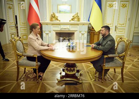 Kiev, Ukraine. 06 septembre 2023. Le président ukrainien Volodymyr Zelenskyy, à droite, organise une réunion bilatérale avec la première ministre danoise mette Frederiksen, au Palais Mariinsky, le 6 septembre 2023 à Kiev, en Ukraine. Crédit : Présidence ukrainienne/Bureau de presse présidentiel ukrainien/Alamy Live News Banque D'Images