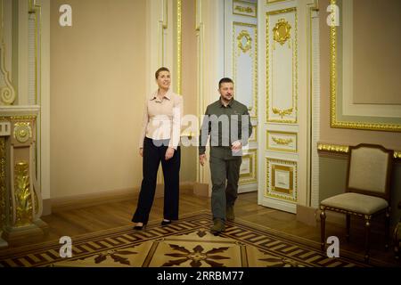 Kiev, Ukraine. 06 septembre 2023. Le président ukrainien Volodymyr Zelenskyy, à droite, escorte la première ministre danoise mette Frederiksen, à gauche, pour une réunion bilatérale individuelle au Palais Mariinsky, le 6 septembre 2023 à Kiev, en Ukraine. Crédit : Présidence ukrainienne/Bureau de presse présidentiel ukrainien/Alamy Live News Banque D'Images