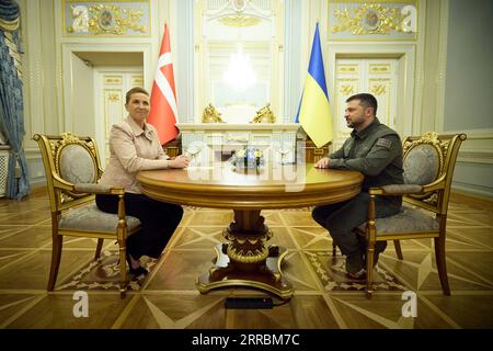 Kiev, Ukraine. 06 septembre 2023. Le président ukrainien Volodymyr Zelenskyy, à droite, organise une réunion bilatérale avec la première ministre danoise mette Frederiksen, au Palais Mariinsky, le 6 septembre 2023 à Kiev, en Ukraine. Crédit : Présidence ukrainienne/Bureau de presse présidentiel ukrainien/Alamy Live News Banque D'Images