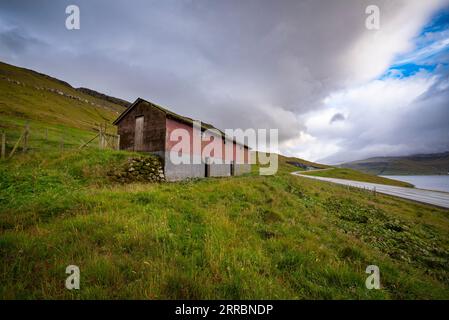 Une étable à moutons se trouve à flanc de montagne le long de la route principale sur Streymoy Isand dans les îles Féroé. Banque D'Images