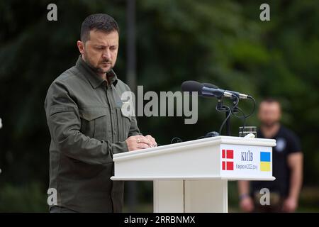 Kiev, Ukraine. 06 septembre 2023. Le président ukrainien Volodymyr Zelenskyy écoute une question lors d'une conférence de presse conjointe avec le Premier ministre danois mette Frederiksen sur la place de la Constitution, le 6 septembre 2023 à Kiev, en Ukraine. Crédit : Présidence ukrainienne/Bureau de presse présidentiel ukrainien/Alamy Live News Banque D'Images