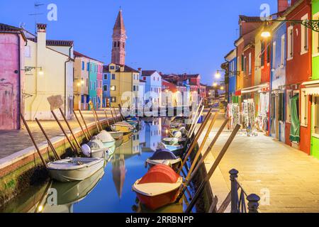 Burano, Venise, Italie bâtiments colorés le long des canaux au crépuscule. Banque D'Images