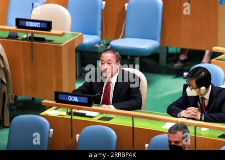 211002 -- NATIONS UNIES, le 2 octobre 2021 -- Zhang Jun L, représentant permanent de la Chine auprès des Nations Unies, prononce un discours au nom de 75 pays lors du débat général de la troisième Commission de l Assemblée générale des Nations Unies au siège de l ONU à New York, le 1 octobre 2021. La Chine, représentant 75 pays, a appelé vendredi à la solidarité mondiale pour l’équité en matière de vaccins lors du débat général de la troisième Commission de l’Assemblée générale des Nations Unies. ONU-ASSEMBLÉE GÉNÉRALE-L'ÉQUITÉ VACCINALE-L'ENVOYÉ CHINOIS WANGXYING PUBLICATIONXNOTXINXCHN Banque D'Images