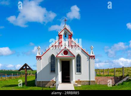 Vue extérieure de la chapelle italienne sur l'île Lamb Holm dans les Orcades, Écosse, Royaume-Uni Banque D'Images