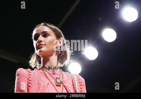 211005 -- PARIS, le 5 octobre 2021 -- Un mannequin présente des créations de la collection prêt-à-porter Printemps/été 2022 pour Chanel lors de la Fashion week de Paris, à Paris, France, le 5 octobre 2021. FRANCE-PARIS-FASHION WEEK-CHANEL GaoxJing PUBLICATIONxNOTxINxCHN Banque D'Images