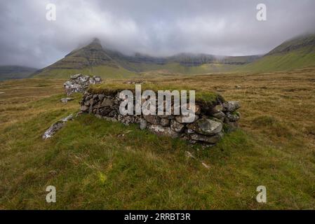 Un petit mouton croft dans les hautes terres de l'île d'Eysturoy dans les îles Féroé. Banque D'Images