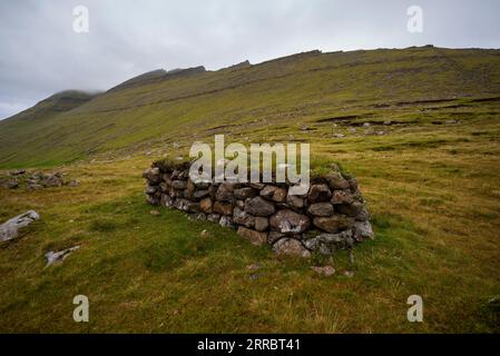 Un petit mouton croft dans les hautes terres de l'île d'Eysturoy dans les îles Féroé. Banque D'Images