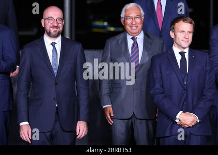 211006 -- KRANJ, 6 octobre 2021 -- les dirigeants de l'Union européenne posent pour une photo de groupe lors d'un dîner de travail informel du Conseil européen à la veille du sommet UE-Balkans occidentaux à Kranj, Slovénie, le 5 octobre 2021. Les dirigeants de l Union européenne ont tenu mardi une discussion stratégique sur le rôle du bloc sur la scène internationale à la lumière des récents développements en Afghanistan, du partenariat de sécurité AUKUS et de l évolution des relations de l UE avec la Chine. Union européenne/document via SLOVÉNIE-KRANJ-eu-LEADERS-RÉUNION INFORMELLE xinhua PUBLICATIONxNOTxINxCHN Banque D'Images