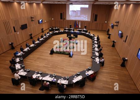 211006 -- KRANJ, le 6 octobre 2021 -- les dirigeants de l'Union européenne assistent à un dîner de travail informel du Conseil européen à la veille du sommet UE-Balkans occidentaux à Kranj, Slovénie, le 5 octobre 2021. Les dirigeants de l Union européenne ont tenu mardi une discussion stratégique sur le rôle du bloc sur la scène internationale à la lumière des récents développements en Afghanistan, du partenariat de sécurité AUKUS et de l évolution des relations de l UE avec la Chine. Union européenne/document via SLOVÉNIE-KRANJ-eu-LEADERS-RÉUNION INFORMELLE xinhua PUBLICATIONxNOTxINxCHN Banque D'Images