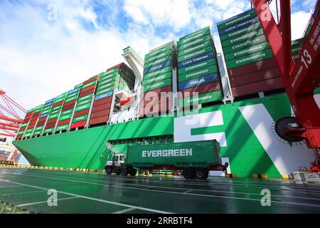 211006 -- COLOMBO, le 6 octobre 2021 Xinhua -- la photo prise le 6 octobre 2021 montre le plus grand porte-conteneurs au monde, Ace, au port de Colombo, dans la capitale sri-lankaise. Le plus grand navire porte-conteneurs au monde jamais Ace est arrivé au port de Colombo dans la capitale sri lankaise tard mardi, a déclaré la Sri Lanka ports Authority SLPA. Selon les responsables de la SLPA, le navire est arrivé pour décharger 1 600 EVP au terminal international de conteneurs CICT de Colombo dans le port. Le navire naviguant sous le pavillon du Panama est d'environ 400 mètres de longueur. Il pèse environ 235 000 tonnes et peut transporter 23 992 EVP. S Banque D'Images