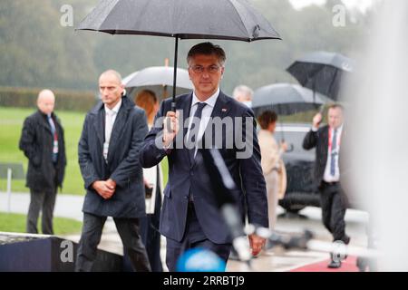 211006 -- KRANJ SLOVÉNIE, 6 octobre 2021 -- le Premier ministre croate Andrej Plenkovic Front arrive pour le sommet UE-Balkans occidentaux à Kranj, Slovénie, le 6 octobre 2021. L'Union européenne l'UE est attachée à l'intégration des Balkans occidentaux, a déclaré la présidente de la Commission européenne Ursula von der Leyen à l'issue du sommet UE-Balkans occidentaux mercredi. /Document via Xinhua SLOVÉNIE-KRANJ-UE-BALKANS occidentaux SOMMET GovernmentxCommunicationxOfficexofxSlovenia PUBLICATIONxNOTxINxCHN Banque D'Images