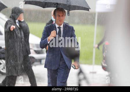 211006 -- KRANJ SLOVÉNIE, 6 octobre 2021 -- le président français Emmanuel Macron arrive pour le sommet UE-Balkans occidentaux à Kranj, Slovénie, le 6 octobre 2021. L'Union européenne l'UE est attachée à l'intégration des Balkans occidentaux, a déclaré la présidente de la Commission européenne Ursula von der Leyen à l'issue du sommet UE-Balkans occidentaux mercredi. /Document via Xinhua SLOVÉNIE-KRANJ-UE-BALKANS occidentaux SOMMET GovernmentxCommunicationxOfficexofxSlovenia PUBLICATIONxNOTxINxCHN Banque D'Images