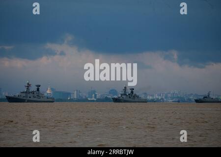 211007 -- YANGON, le 7 octobre 2021 -- des navires militaires sont vus lors d'une cérémonie de formation des garde-côtes sur la rivière Yangon près du port de Thilawa à Yangon, Myanmar, le 6 octobre 2021. Le Myanmar a formé mercredi un garde-côtes pour renforcer la sécurité maritime et coordonner l'élimination des crimes transfrontaliers dans les eaux territoriales. CÉRÉMONIE DE FORMATION DES GARDES-CÔTES MYANMAR-YANGON-UXAUNG PUBLICATIONXNOTXINXCHN Banque D'Images