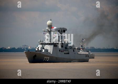 211007 -- YANGON, le 7 octobre 2021 -- Un navire militaire est vu lors d'une cérémonie de formation de garde-côtes sur la rivière Yangon près du port de Thilawa à Yangon, Myanmar, le 6 octobre 2021. Le Myanmar a formé mercredi un garde-côtes pour renforcer la sécurité maritime et coordonner l'élimination des crimes transfrontaliers dans les eaux territoriales. CÉRÉMONIE DE FORMATION DES GARDES-CÔTES MYANMAR-YANGON-UXAUNG PUBLICATIONXNOTXINXCHN Banque D'Images