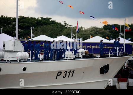 211007 -- YANGON, le 7 octobre 2021 -- des militaires assistent à une cérémonie de formation des garde-côtes sur le fleuve Yangon, près du port de Thilawa à Yangon, Myanmar, le 6 octobre 2021. Le Myanmar a formé mercredi un garde-côtes pour renforcer la sécurité maritime et coordonner l'élimination des crimes transfrontaliers dans les eaux territoriales. CÉRÉMONIE DE FORMATION DES GARDES-CÔTES MYANMAR-YANGON-UXAUNG PUBLICATIONXNOTXINXCHN Banque D'Images