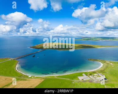 Vue aérienne de la barrière de Churchill No.3 et de la baie de Wendell dans les îles Orcades, Écosse, Royaume-Uni. Banque D'Images
