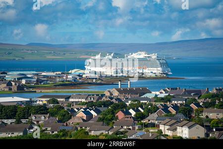 Visite de navires de croisière au port de Kirkwall dans les Orcades. Les habitants craignent que les navires de croisière amènent trop de touristes dans les îles Banque D'Images