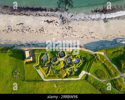 Vue aérienne du village néolithique construit en pierre de Skara Brae, situé sur la baie de Skaill , continent ouest, îles Orcades, Écosse, Royaume-Uni. Banque D'Images