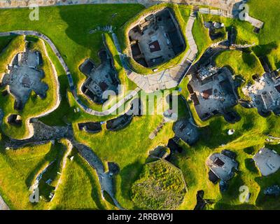 Vue aérienne du village néolithique construit en pierre de Skara Brae, situé sur la baie de Skaill , continent ouest, îles Orcades, Écosse, Royaume-Uni. Banque D'Images