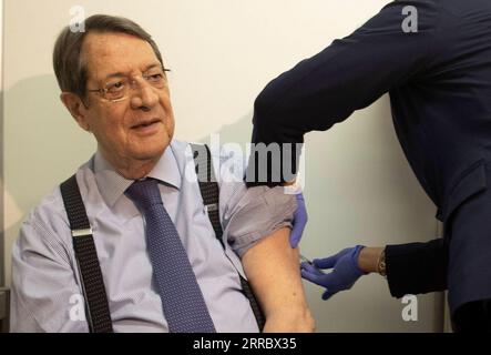 Actualités Bilder des Tages 211009 -- NICOSIE, le 9 octobre 2021 -- le président chypriote Nicos Anastasiades reçoit la troisième dose de vaccin COVID-19 au State Fair vaccination Center de Nicosie le 8 octobre 2021. Nicos Anastasiades a appelé vendredi les citoyens non vaccinés pour obtenir leurs jabs. /Pool via Xinhua CHYPRE-PRÉSIDENT-COVID-19-VACCIN-TROISIÈME DOSE StavrosxIoannides PUBLICATIONxNOTxINxCHN Banque D'Images