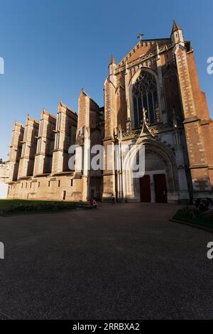 Cathédrale de Toulouse (Cathédrale Saint-Étienne de Toulouse), a commencé au 13e siècle et mélangeant deux styles différents en raison de l'interruption par les Albigeois Banque D'Images