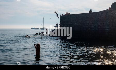 Brighton Royaume-Uni 7 septembre 2023 - les jeunes sautent dans la mer à Brighton le jour le plus chaud de l'année jusqu'à ce que les températures ont à nouveau atteint plus de 30 degrés dans certaines régions du Royaume-Uni : Credit Simon Dack / Alamy Live News Banque D'Images