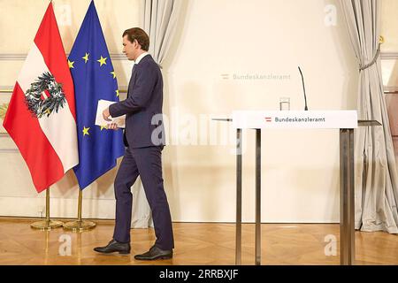 211009 -- VIENNE, le 9 octobre 2021 -- le chancelier autrichien Sebastian Kurz est vu lors d'une conférence de presse à Vienne, en Autriche, le 9 octobre 2021. Le chancelier autrichien Sebastian Kurz a annoncé sa démission samedi et a proposé le ministre des Affaires étrangères Alexander Schallenberg comme successeur. Photo de /Xinhua AUSTRIA-VIENNA-CHANCELIER-KURZ-DÉMISSION-ANNONCE GeorgesxSchneider PUBLICATIONxNOTxINxCHN Banque D'Images