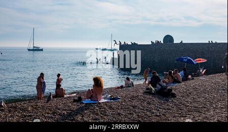 Brighton Royaume-Uni 7 septembre 2023 - les jeunes sautent dans la mer à Brighton le jour le plus chaud de l'année jusqu'à ce que les températures ont à nouveau atteint plus de 30 degrés dans certaines régions du Royaume-Uni : Credit Simon Dack / Alamy Live News Banque D'Images