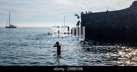 Brighton Royaume-Uni 7 septembre 2023 - les jeunes sautent dans la mer à Brighton le jour le plus chaud de l'année jusqu'à ce que les températures ont à nouveau atteint plus de 30 degrés dans certaines régions du Royaume-Uni : Credit Simon Dack / Alamy Live News Banque D'Images