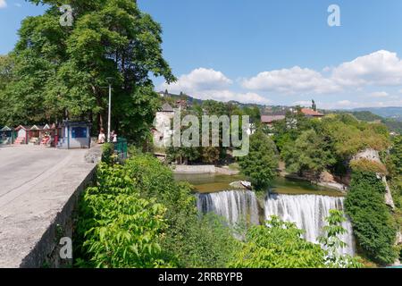 Panorama de la ville de Jajce avec sa forteresse et sa cascade entourée par la nature, Bosnie-Herzégovine, 06 septembre 2023 Banque D'Images