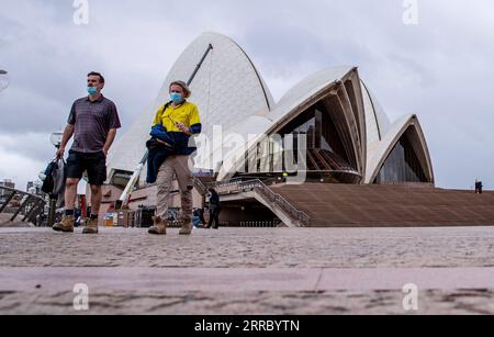 211011 -- SYDNEY, le 11 octobre 2021 -- des gens marchent devant l'Opéra de Sydney à Sydney, Australie, le 11 octobre 2021. Alors que Sydney, capitale de l'État australien de Nouvelle-Galles du Sud, a quitté son confinement de 106 jours dimanche, les résidents ont réapparu pour célébrer une Journée de la liberté tant attendue . AUSTRALIE-SYDNEY-COVID-19- JOURNÉE DE LA LIBERTÉ BaixXuefei PUBLICATIONxNOTxINxCHN Banque D'Images