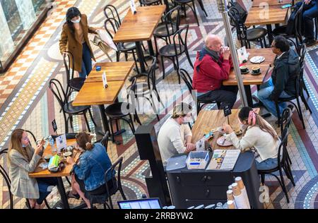 211011 -- SYDNEY, le 11 octobre 2021 -- Un café rouvre au public à Sydney, en Australie, le 11 octobre 2021. Alors que Sydney, capitale de l'État australien de Nouvelle-Galles du Sud, a quitté son confinement de 106 jours dimanche, les résidents ont réapparu pour célébrer une Journée de la liberté tant attendue . AUSTRALIE-SYDNEY-COVID-19- JOURNÉE DE LA LIBERTÉ BaixXuefei PUBLICATIONxNOTxINxCHN Banque D'Images