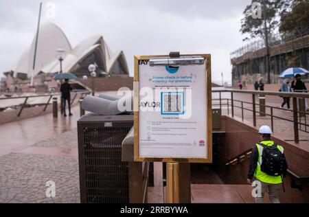 211011 -- SYDNEY, 11 octobre 2021 -- le code QR d'enregistrement COVID-19 est vu devant l'Opéra de Sydney à Sydney, Australie, le 11 octobre 2021. Alors que Sydney, capitale de l'État australien de Nouvelle-Galles du Sud, a quitté son confinement de 106 jours dimanche, les résidents ont réapparu pour célébrer une Journée de la liberté tant attendue . AUSTRALIE-SYDNEY-COVID-19- JOURNÉE DE LA LIBERTÉ BaixXuefei PUBLICATIONxNOTxINxCHN Banque D'Images