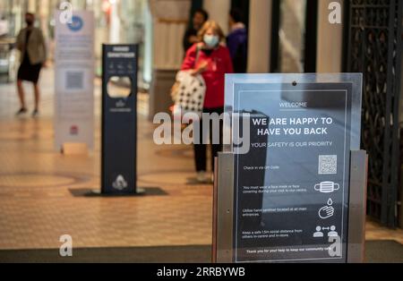 211011 -- SYDNEY, le 11 octobre 2021 -- une photo prise le 11 octobre 2021 montre un avis de suggestions pour la prévention de la COVID-19 dans un centre commercial de Sydney, en Australie. Alors que Sydney, capitale de l'État australien de Nouvelle-Galles du Sud, a quitté son confinement de 106 jours dimanche, les résidents ont réapparu pour célébrer une Journée de la liberté tant attendue . AUSTRALIE-SYDNEY-COVID-19- JOURNÉE DE LA LIBERTÉ BaixXuefei PUBLICATIONxNOTxINxCHN Banque D'Images