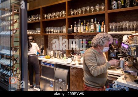 211011 -- SYDNEY, le 11 octobre 2021 -- des gens travaillent dans un bar rouvert dans le quartier des affaires de Sydney, en Australie, le 11 octobre 2021. Alors que Sydney, capitale de l'État australien de Nouvelle-Galles du Sud, a quitté son confinement de 106 jours dimanche, les résidents ont réapparu pour célébrer une Journée de la liberté tant attendue . AUSTRALIE-SYDNEY-COVID-19- JOURNÉE DE LA LIBERTÉ BaixXuefei PUBLICATIONxNOTxINxCHN Banque D'Images